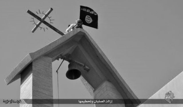 La croce di una chiesa viene sostituita dalla bandiera di ISIS